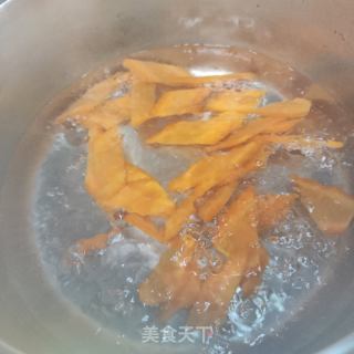 五花肉炒三色的做法步调：4