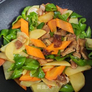 五花肉炒三色的做法步调：11