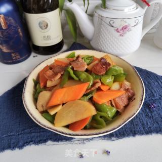 五花肉炒三色的做法步调：12