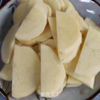 五花肉炒三色的做法步调：2