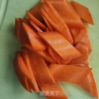 五花肉炒三色的做法步调：3