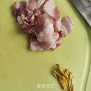 五花肉炒三色的做法步调：1