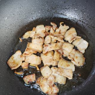 五花肉炒三色的做法步调：8