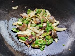茭利剑春葵炒回锅肉的做法步调：8