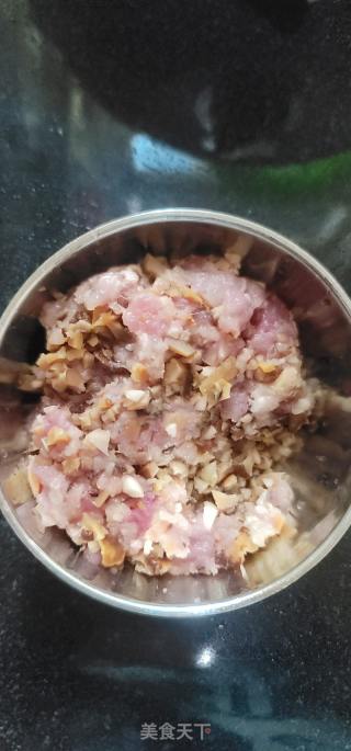 喷鼻菇陈肉云吞的做法步调：2