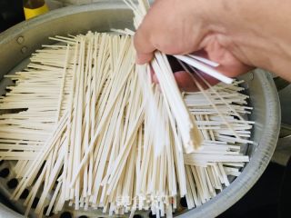 鸡肉焖里的做法步调：3