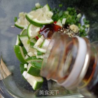 捞汁年夜虾的做法步调：10