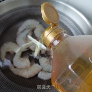 捞汁年夜虾的做法步调：2