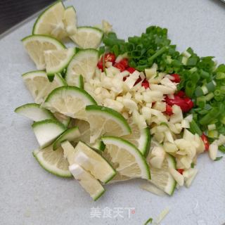 捞汁年夜虾的做法步调：7