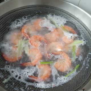 捞汁年夜虾的做法步调：4
