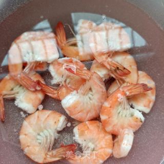 捞汁年夜虾的做法步调：5