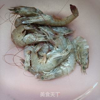 捞汁年夜虾的做法步调：1