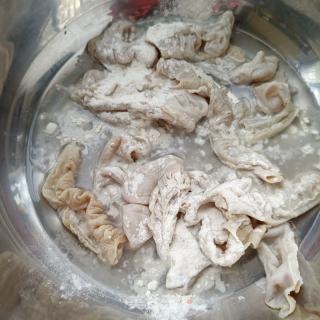 豆花肥肠的做法步调：1