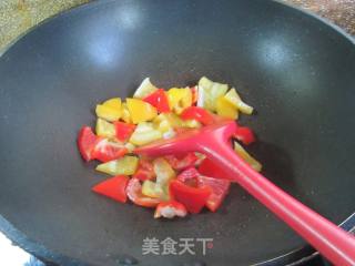 彩椒炒油里筋的做法步调：4