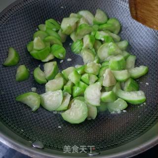 丝瓜排骨汤的做法步调：7