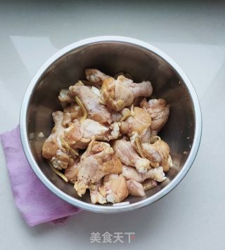 坚皮炸鸡翅根的做法步调：2