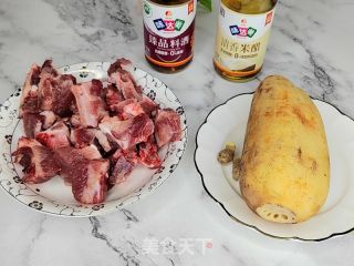 莲藕排骨汤的做法步调：1