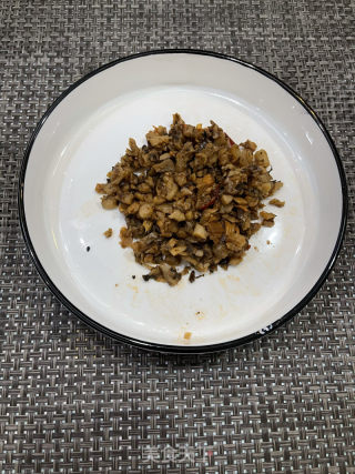 中婆菜鸡蛋炒饭的做法步调：2