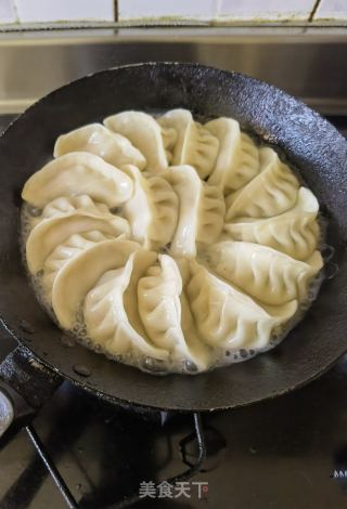 侠饭同款鸡坚骨煎饺的做法步调：16