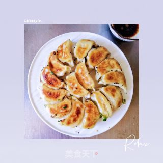 侠饭同款鸡坚骨煎饺的做法步调：20