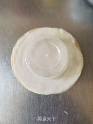 饺子皮花环披萨的做法步调：6