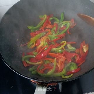 皱皮椒炒卤鸡腿的做法步调：7