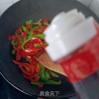皱皮椒炒卤鸡腿的做法步调：8