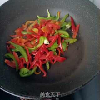 皱皮椒炒卤鸡腿的做法步调：6