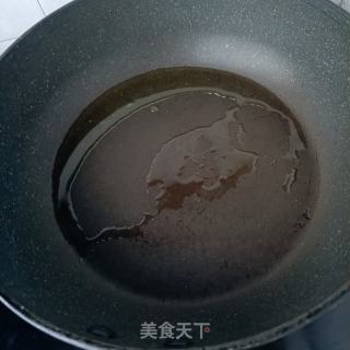皱皮椒炒卤鸡腿的做法步调：4