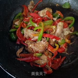 皱皮椒炒卤鸡腿的做法步调：10