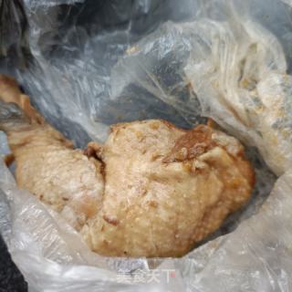 皱皮椒炒卤鸡腿的做法步调：2