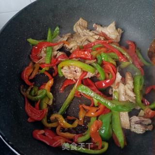 皱皮椒炒卤鸡腿的做法步调：9