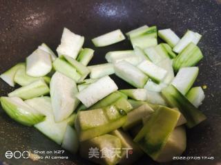 丝瓜煎鸡蛋汤的做法步调：3