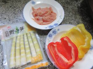 彩椒鸡胸肉炒家山笋的做法步调：1