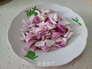 洋葱炒豆腐的做法步调：1