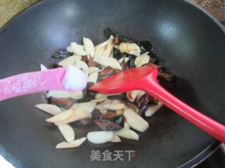 酱瓜炒茭利剑的做法步调：8
