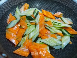 黄瓜炒胡萝卜的做法步调：3