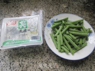 臭豆腐烧四时豆的做法步调：1