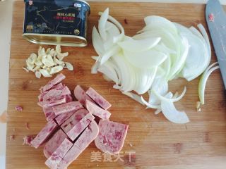 午饭肉炒洋葱的做法步调：1