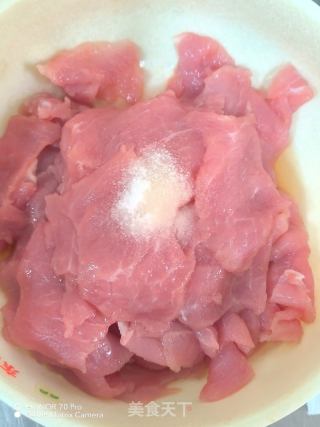锅包肉的做法步调：1