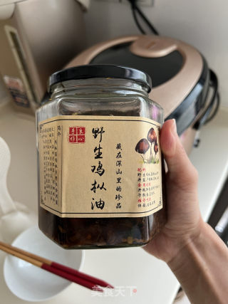 油鸡放火腿拌饭的做法步调：1