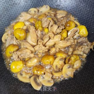 蘑菇板栗烧鸡块的做法步调：7