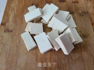 明月草炒豆腐的做法步调：2