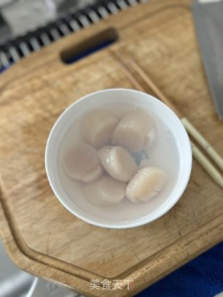 凉拌瑶柱三文鱼的做法步调：1