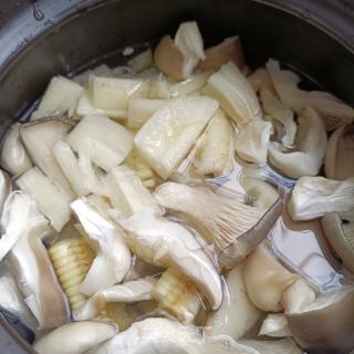 仄菇莲藕排骨汤的做法步调：5