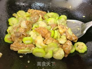 丝瓜炒油炸茄子的做法步调：4