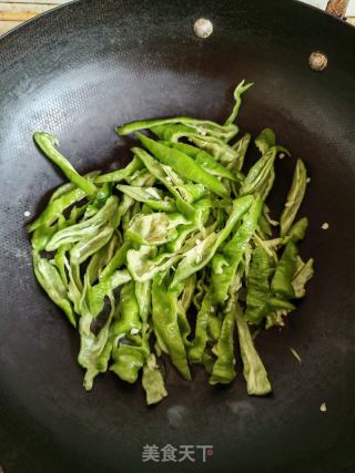 青椒炒肉丝的做法步调：2