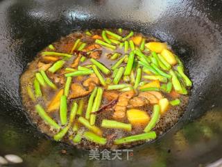 豆角焖里的做法步调：8