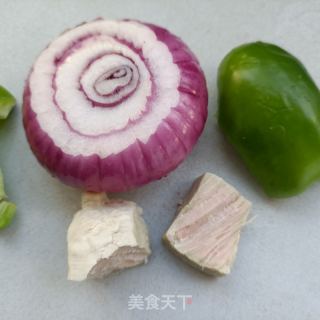 蚝油拌洋葱的做法步调：1