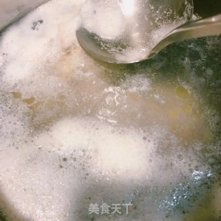 鸡腿蘑菇汤的做法步调：3
